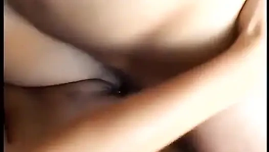 Pelacur rambut cokelat muncrat di kontolnya