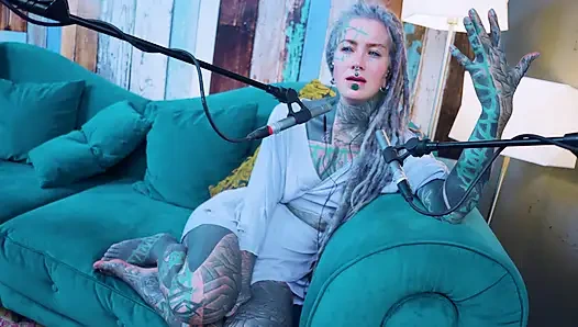 Ich spreche über G - Grattitude- ASMR podcast SFW spricht goth dünnes mädchen dreadlocks tattoo-model mit tinte mädchen