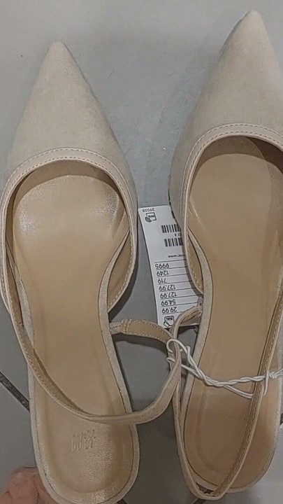 Morenaza sexy se prueba ropa en el probador. estoy mirando a una mamá peluda, conchito peludo, tetas grandes, culo grande. | Clip 1
