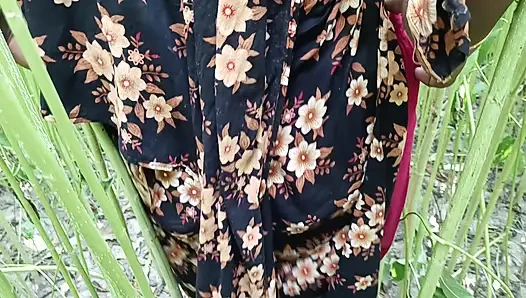 Aku menyetubuhinya saat dia berada di ladang jute dan bersenang-senang, lalu aku ejakulasi di vaginanya.
