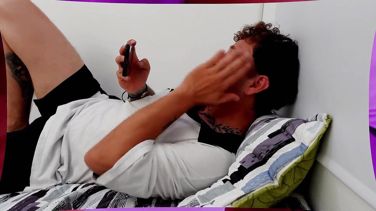 Chico Gamer Recibe Una Mamada Con Garganta Profunda De Su Enfermera Que Vino a Aliviarlo