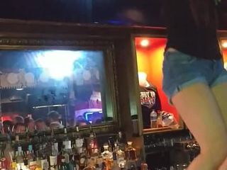Сексуальные сучки танцуют в баре 2