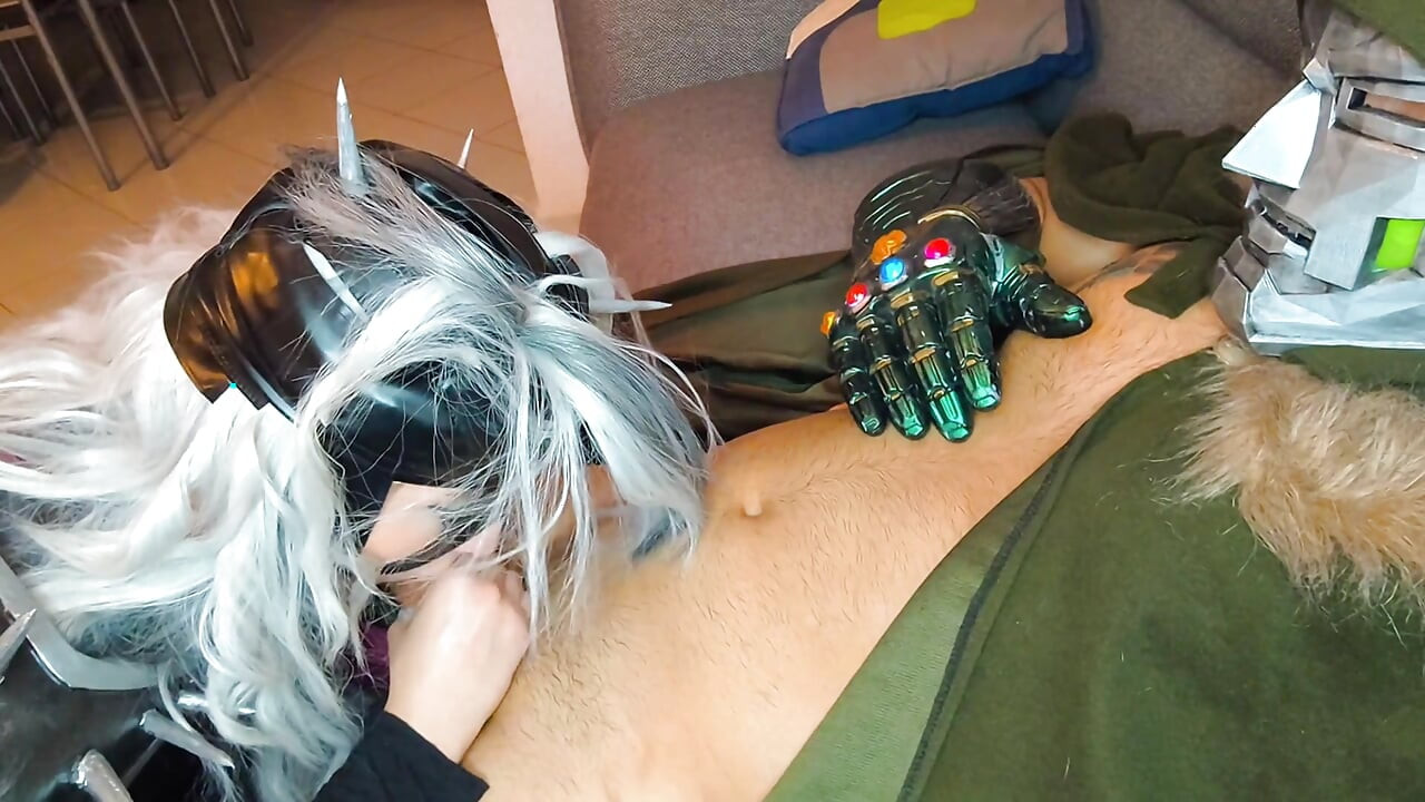 זדון מרוקן את האגוזים של ד"ר דום עם הפה שלה