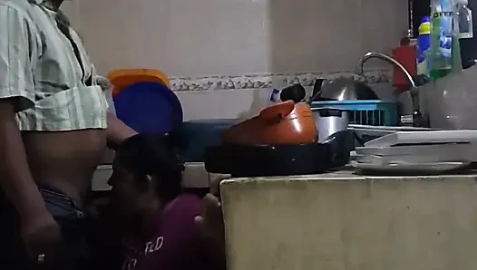 Mutfakta çalışanla sikişiyor ve emiyor