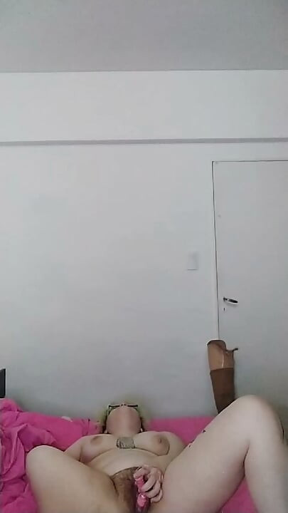 Dubbele geamputeerde masturbeert schreeuwend om lul!