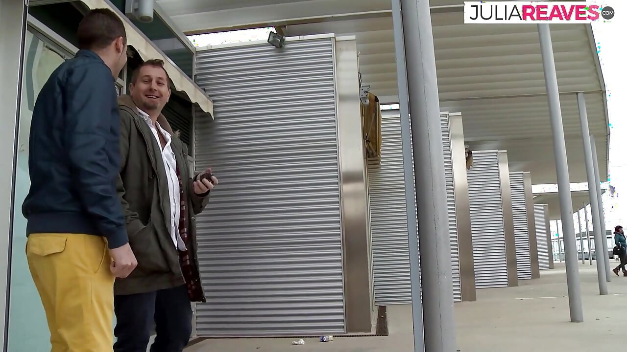 Zgodna kučka jaše masivni kurac dok puši drugi u trojci