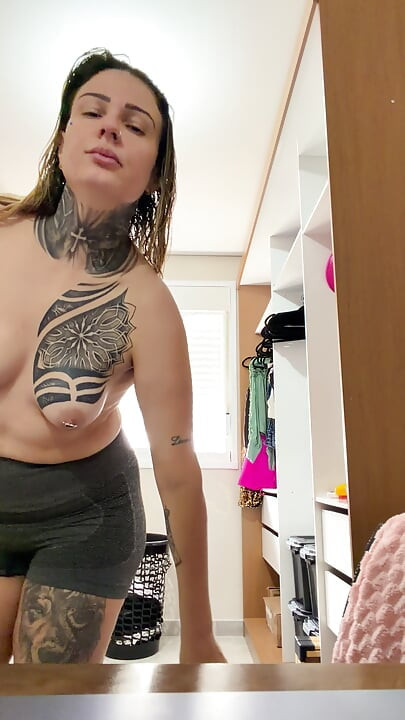 Neighbor catches lady dna in her moment of beauty and discovers something shocking