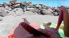 Pov-ehefrau masturbiert am strand