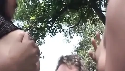 Tante bahenol ini bekerja sama untuk pemujaan kontol ceroboh di luar ruangan