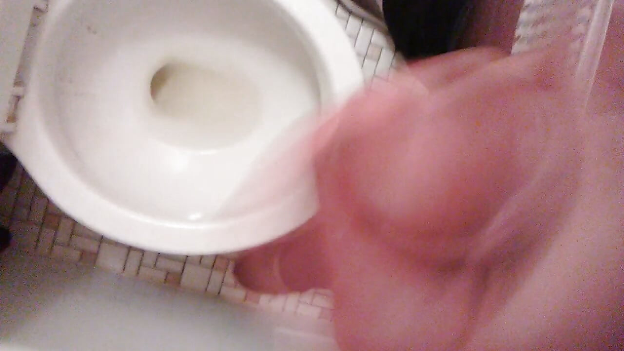 piovi transagarl haath par mootte hue kaimre par viry nikaal rahi hai