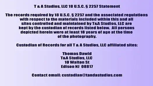 Baştan çıkarıcı esmer striptiz yapıyor ve sert zonklayan yarağa biniyor