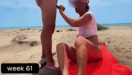Sahilde bir yabancının yarağını emiyor
