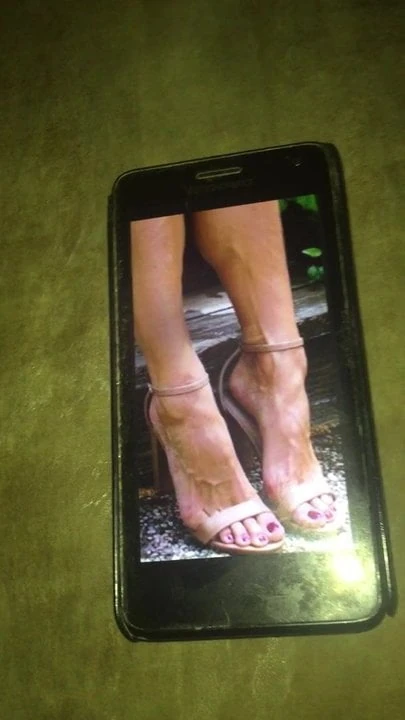 Cum on JANNA BRESLIN Sexy Feet