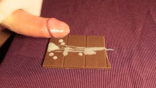 Éjaculation sur du chocolat