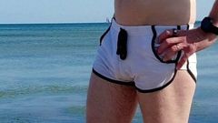 Piscio nei miei pantaloncini da bagno sulla spiaggia pubblica