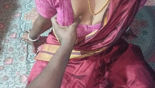 印度德西村的年轻家庭主妇做爱 - 在孟加拉妻子大胸部