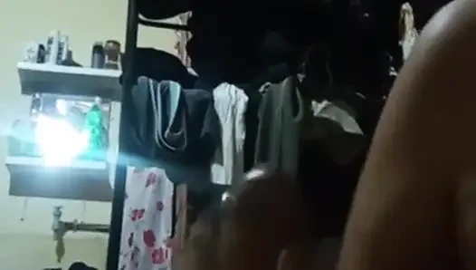 Rekaman seks tante semok latina lagi asik nyepong kontol