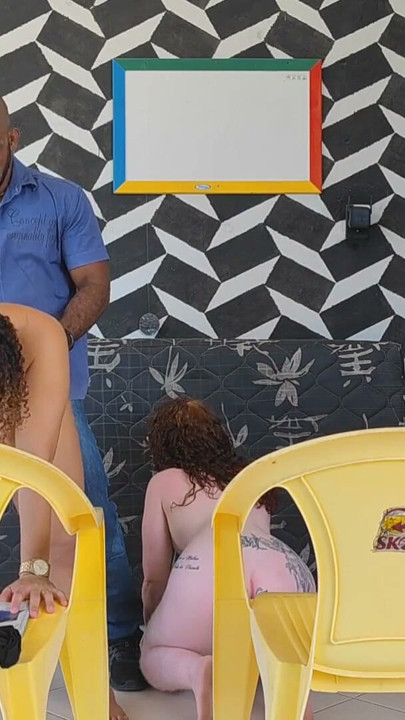 Eğitimci kız öğrenci hayatında ilköğretim için ileri önlemler alır | Klip 2