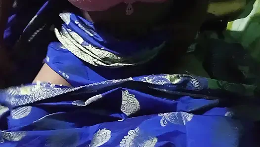 Красивый горячий сексуальный бхабхи, полный жесткий секс на голубой сари с розовой киской