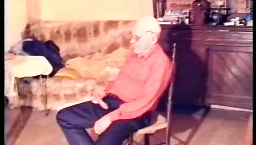Sarışın Alman bayan oyuncak ve gerçek yarakla oynuyor