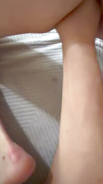 Meine Hand in ihrem Hintern und mein dicker Fuß weitet ihren Anus