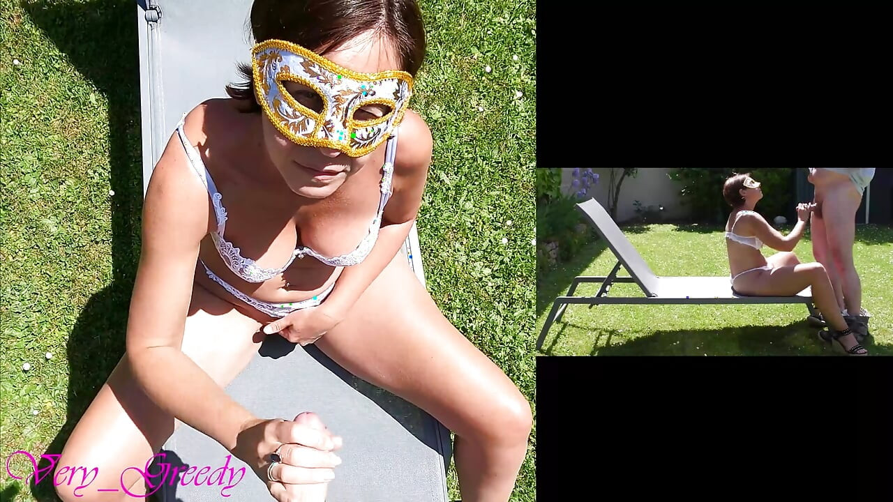 O mamă sexy frumoasă în lenjerie albă sexy este futută pe la spate afară și ejaculează pe curul ei mare