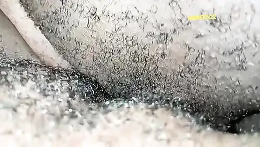 Büyük yaraklı genç zenci amcığını derin sikiyor