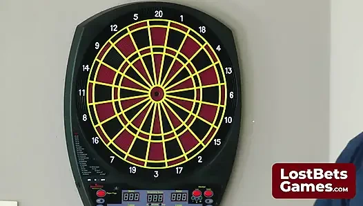 Dieses Strip Darts Spiel verspricht eine Nacht voller unerwarteter Freuden