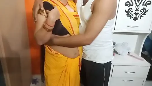 Gadis gemuk India yang sangat cantik lagi mesra-mesraan.