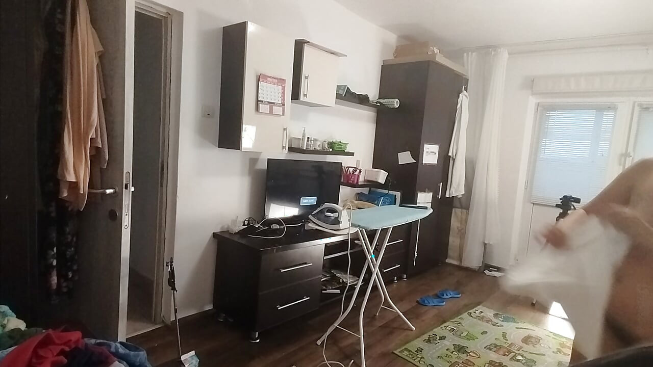 Seksowna brunetka robi nagie prace domowe w domu