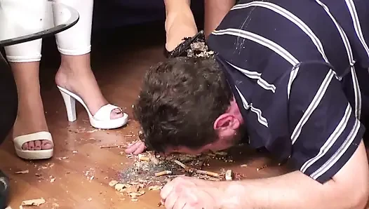 Füttert ihn vom boden und ihren schuhen