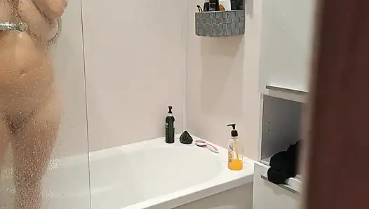 Ngeliat adik tiriku yang masih remaja lagi asik coli