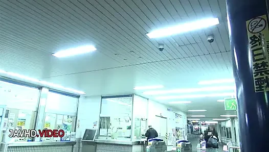 Shiona suzumori si cewek nakal asia lagi asik nyepong kontol di kantor