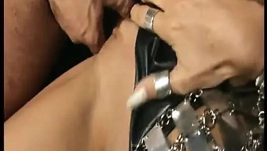 Brünette deutsche milf wird gefesselt und mit spielzeug und dickem schwanz gefickt