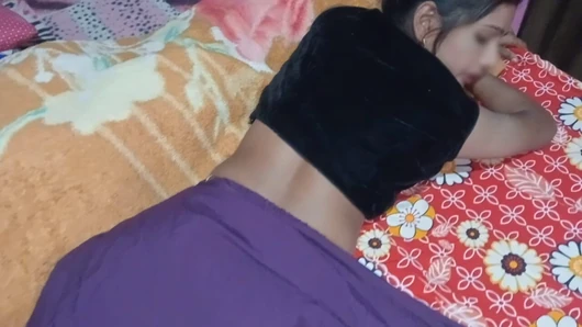 Indische desi-ehefrau genoss den sex spät in der nacht mit einem fremden mann