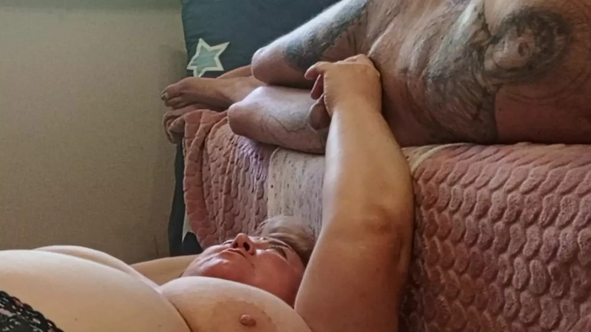 Mi masturbo il cazzo e sborro nella bocca di mia suocera