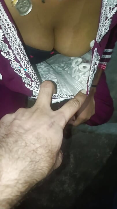 Στην κουζίνα, αφαιρέθηκε νερό από το πέος του ετεροθαλούς αδελφού της ετεροθαλούς αδελφής, δείχνοντας τα μεγάλα βυζιά και τον ήχο Χίντι καλύτερη μαλακία.