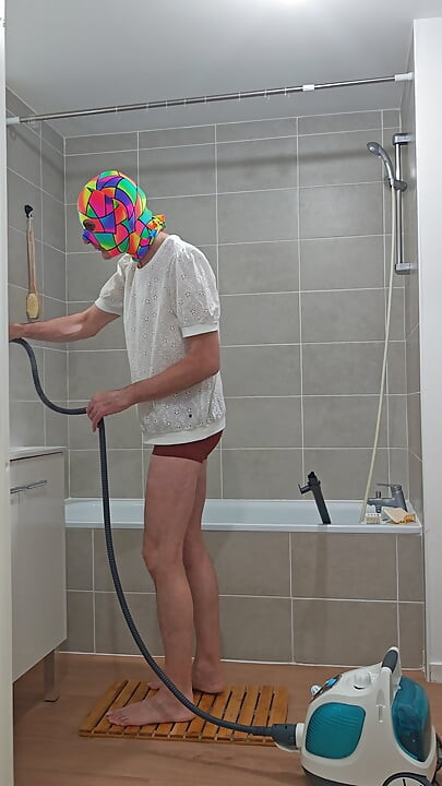 I'm finishing the steam cleaning of the bathtub (episode 3)
