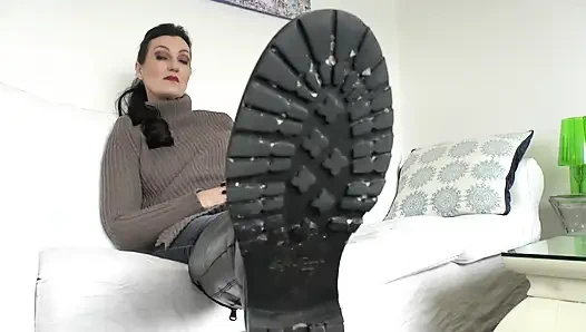 Uzun siyah çizmelerime mastürbasyon yapıyor, Lady Victoria Valente