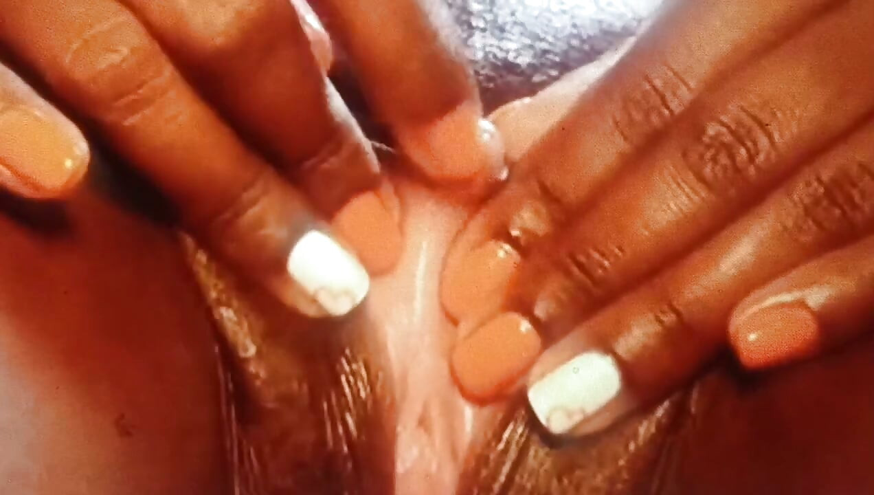 Una chica burundesa muy caliente masturbándose