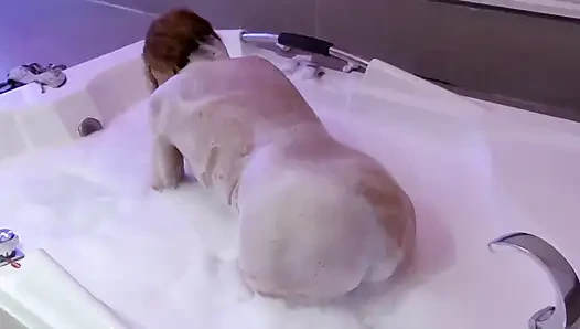 Daha fazla dayanamadım ve patronumla motele gittim. Harika sikiş, içine boşalma.