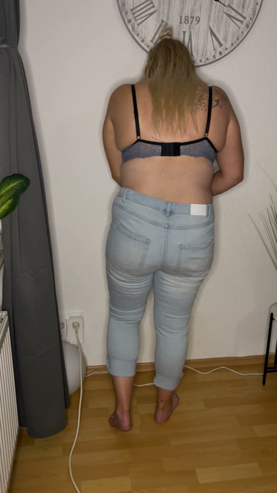 Masturbacja w pozycji stojącej, biustonosz i dżinsy, wielokrotne orgazmy, palcowanie i zaspokajanie, gorące, mokre, drżenie, jęki, drgawki | Klip 1