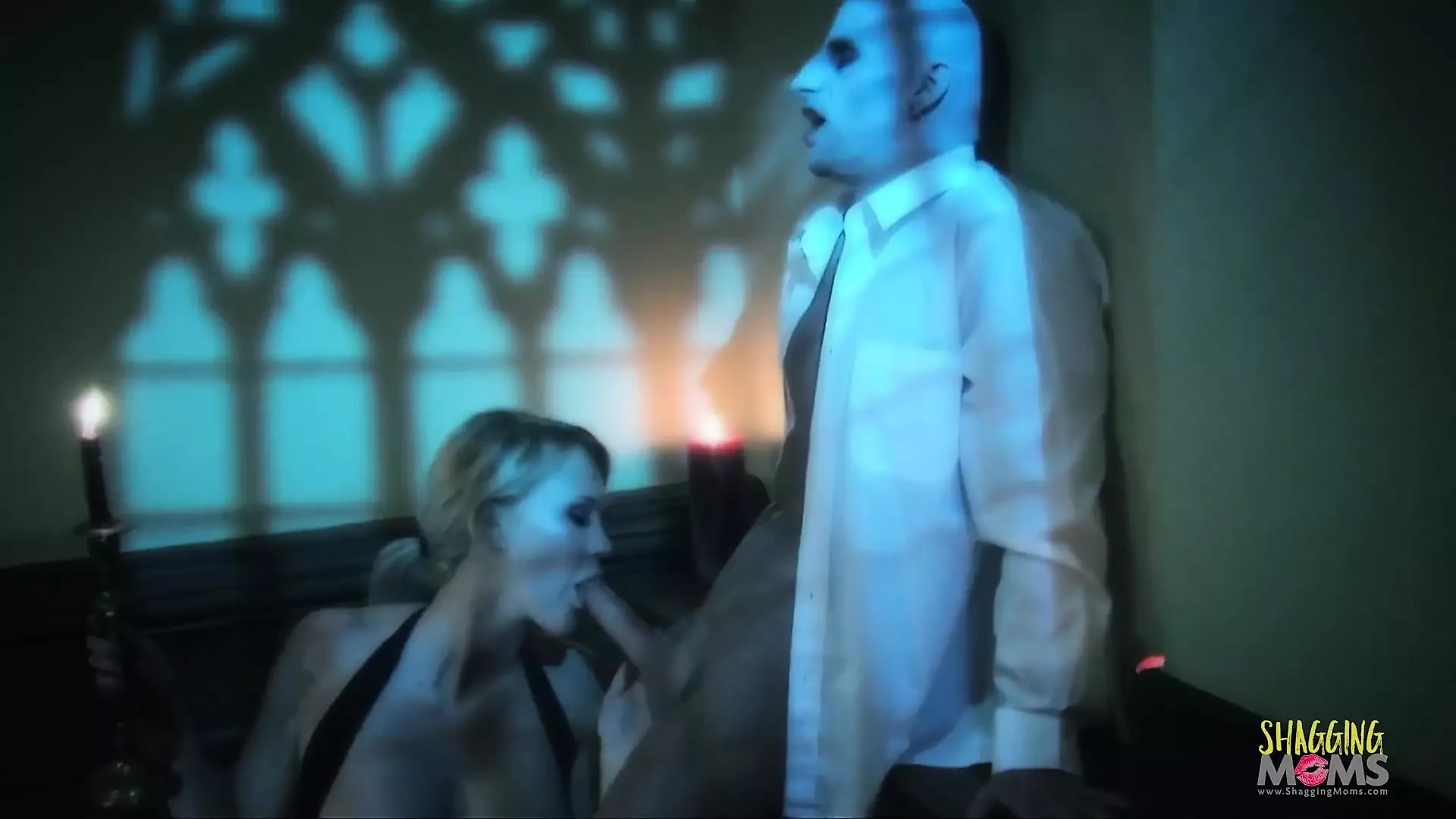 Ein blasser vampir hämmert die blonde milf mit dicken titten auf der treppe, bevor er ihr eine gesichtsbesamung gibt