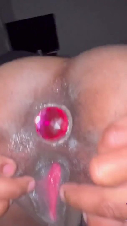 Epischer moment aus "FIJII PORNBOX HEIßES SCHWARZES TEENIE-MÄDCHEN spreizt den ehemann der buttplug-stiefschweige, BohrEN SIE MUSCHI OFFEN"
