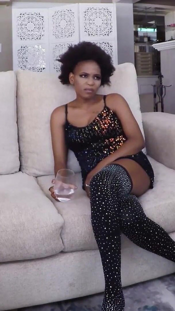 Чорношкіра мамка з великими цицьками відтрахана великим членом американця на міжрасовому кастингу | Кліп 1