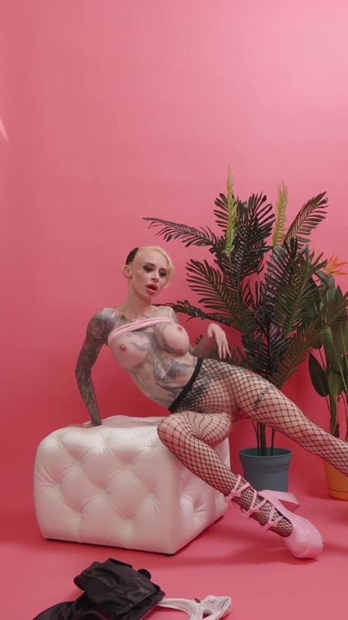 Bts - Inked Beauty Sasha Beart Prepares for a Flirty Photo Session