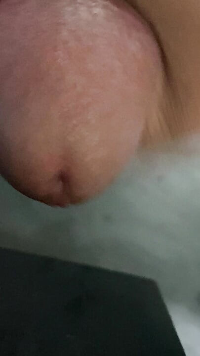 In the bathroom, there was a cock that was getting an erection, only knowing how to endure it, not having to do it