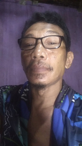 家でリラックスして