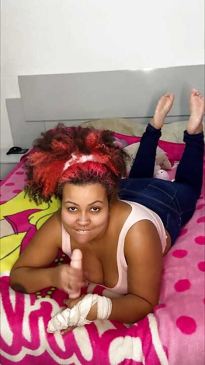 Une BBW pète un coaching masturbatoire en jean et à poil