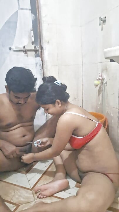 Adik tiri dan adik tiri berbagi ranjang dan ngentot habis-habisan
